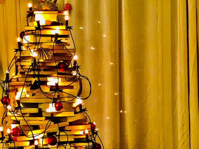 Ein Weihnachtsbaum aus Büchern