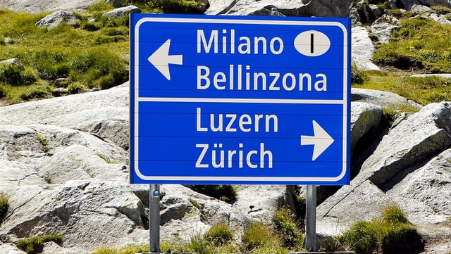 Verkehrstafel auf dem Gotthardpass. Links geht es ins Tessin, rechts in die Deutschschweiz