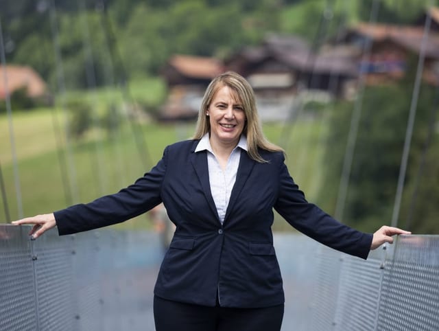 Frau im Anzug auf Brücke