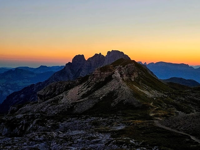 Dämmerung über Alpengipfel