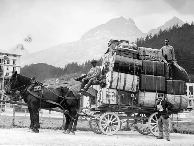 Pferdewagen mit Gepäck, Männer in traditioneller Kleidung vor Berglandschaft.