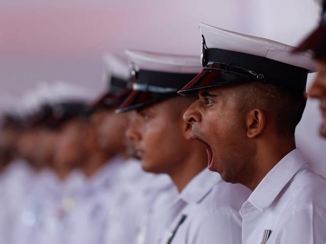 Ein Marineangehöriger gähnt vor der feierlichen Indienststellung von INS Imphal in Mumbai.