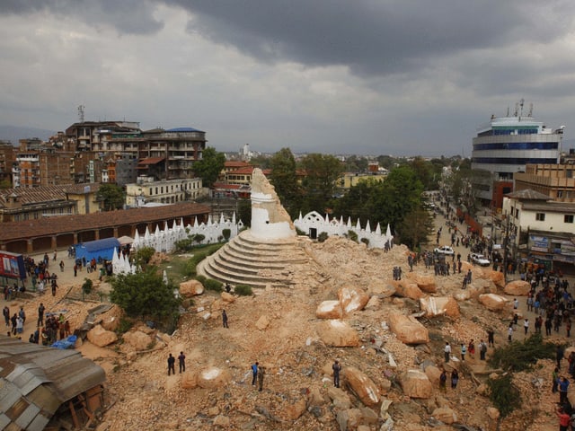  Dharahara-Turm vorher und nachher