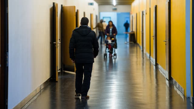 Ein Flur mit Asylbewerbern im Bundeszentrum in Losone