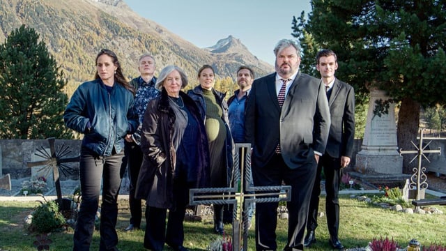 Gruppenbild der Darsteller auf einem Friedhof