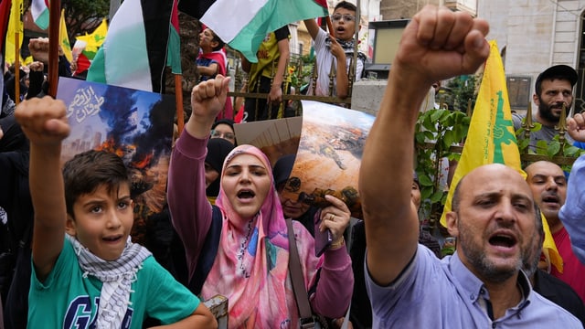 Demonstration von Hisbollah-Anhängern mit Palästina- und Hisbollah-Fahnen.