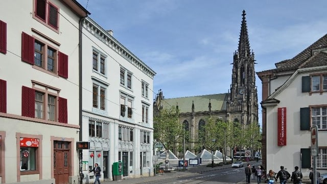 Blick auf die Elisabethenkirche mit den Theater-Pyramiden im Vordergrund