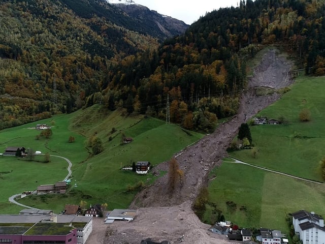 Auf dem Bild ist der Erdrutsch in Schwanden zu sehen.