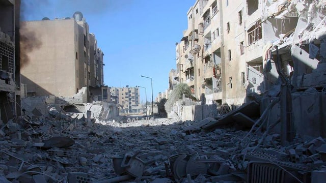 Von Bomben vollständig zerstörte Häuser in Aleppo. 