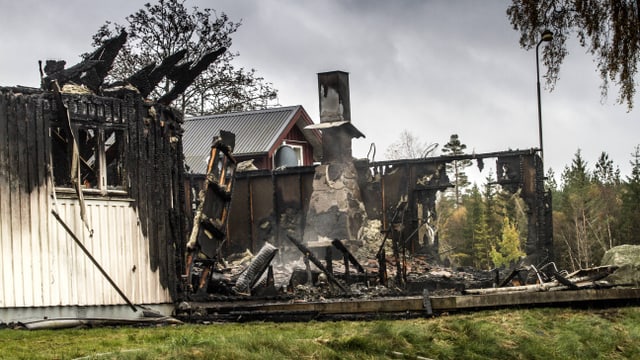 Ein ausgebranntes Haus in ländlicher Umgebung.