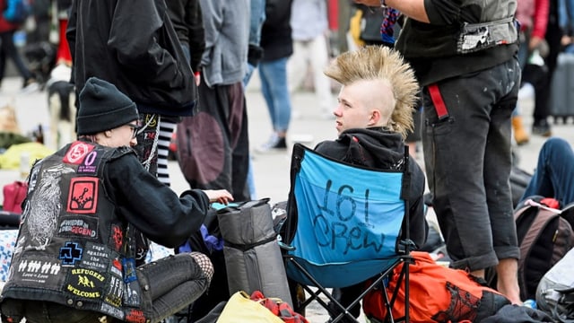 Im Punk-Stil gekleidete Menschen versammeln sich im Zentrum von Westerland 