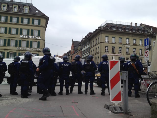 Polizei auf dem Waisenhausplatz