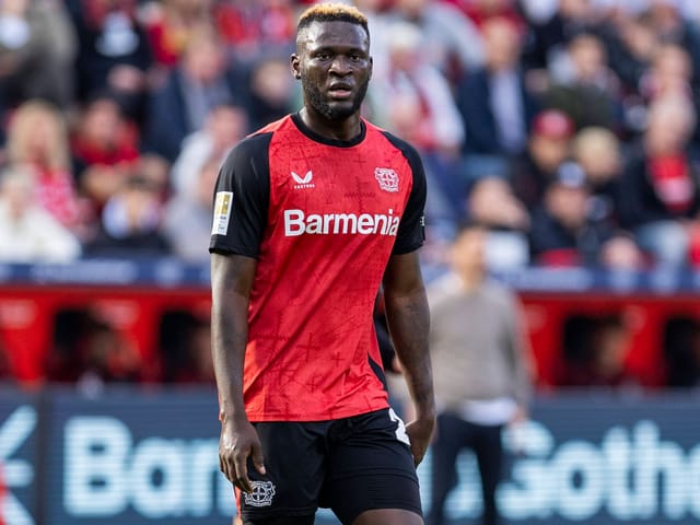 Fussballspieler im Bayer 04 Leverkusen-Trikot auf dem Spielfeld.