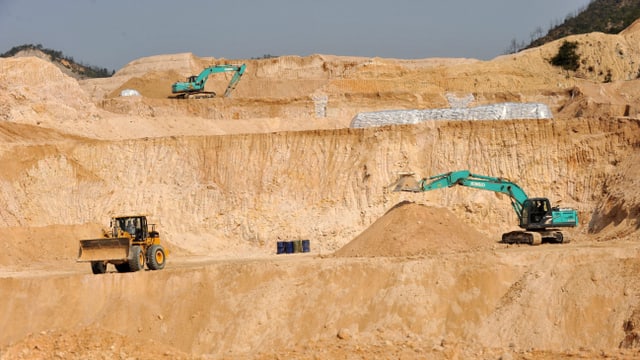 Bagger bauen in China seltene Erden ab.