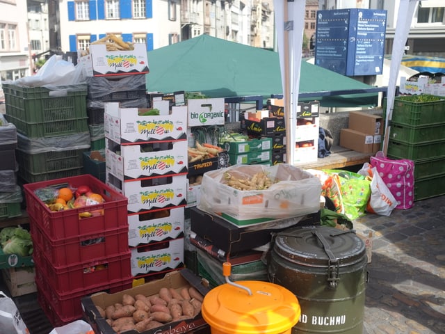 Viele Lebensmittel, gestapelt in Verpackungen auf dem Barfüsserplatz.