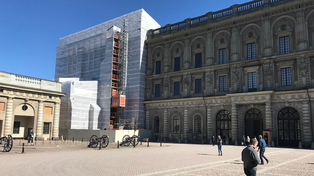 Schlosshof und im Hintergrund abgedecktes Stockholmer Schloss