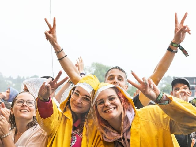 Fans am openair St. Gallen in gelben Regenjacken