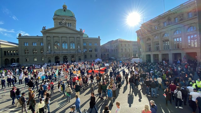 Bundesplatz, crowd.