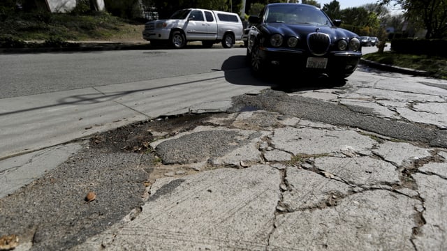 Strasse mit Rissen in Los Angeles