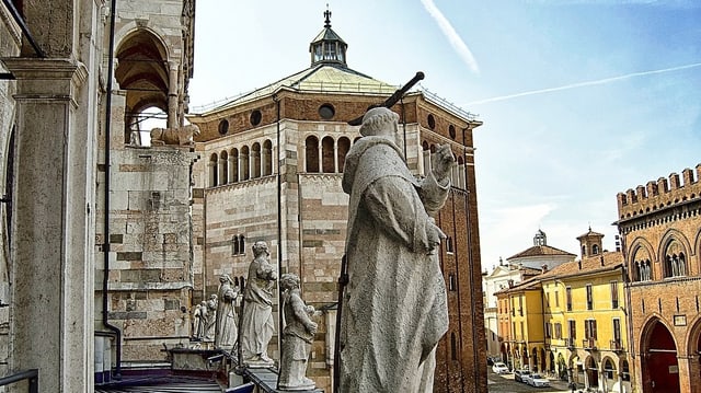 Eine Statue vor einer Basilika.