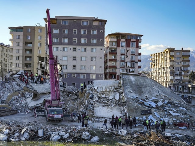 Rettungskräfte suchen nach dem Erdbeben in den Trümmern nach Überlebenden.