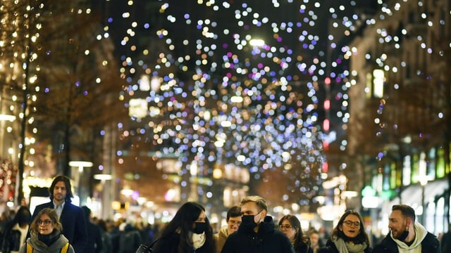 Weihnachtsbeleuchtung an der Zürcher Bahnhofstrasse (25.11.2021)