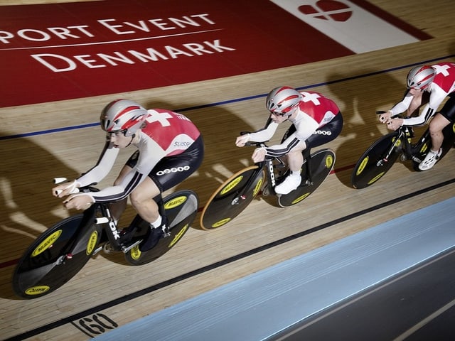 Drei Radfahrer im Velodrom in Dänemark.