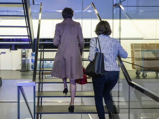 Sommaruga auf der Treppe im Medienzentrum