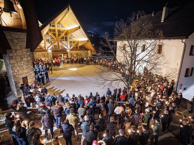 Menschenmenge vor Kirche.