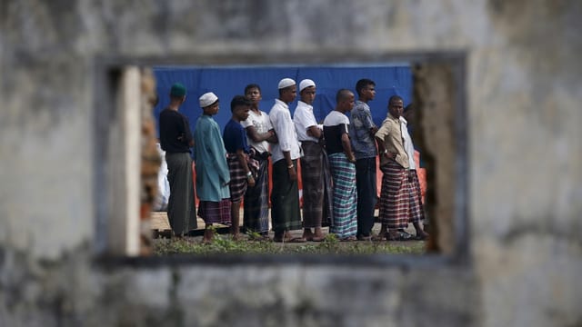 Angehörige der burmesischen Minderheit Rohingya, die vorläufig in Indonesien aufgenommen wurden.  