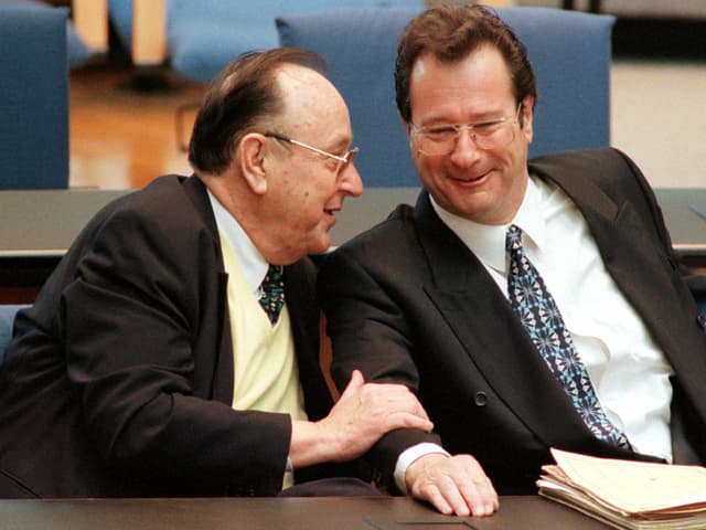 1979 Als Ex-Aussenminister im Bundestag mit seinem Nachfolger Klaus Kinkel, Genscher in Kittel und gelbem Pullover 