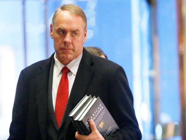 Ryan Zinke mit Büchern