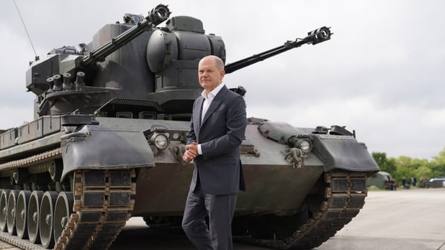 Der deutsche Bundeskanzler Olaf Scholz vor einem Gepard-Flakpanzer bei Oldenburg in Schleswig-Holstein im August.