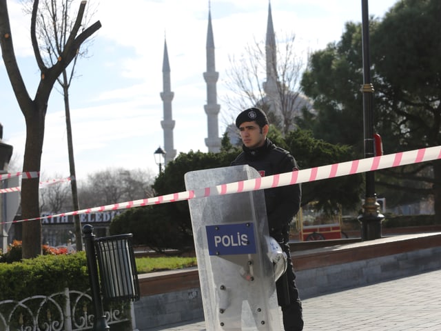 Polizist sichert Tatort