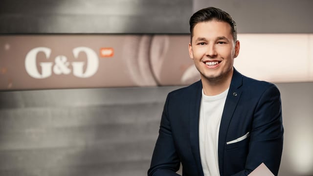 Junger Mann in Fernsehstudio