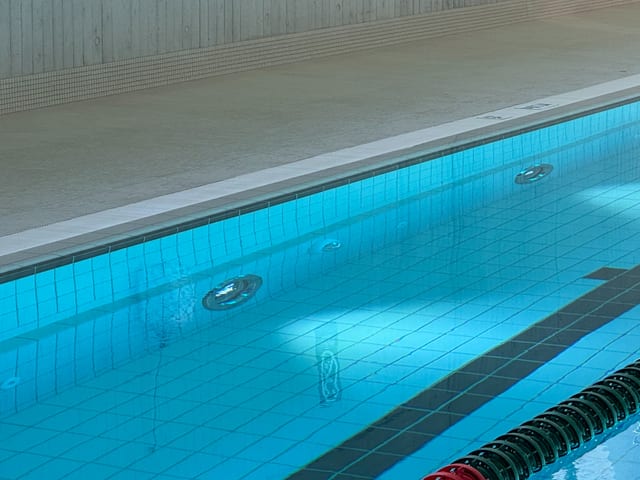 Unterwasserkamera in einem Schwimmbad