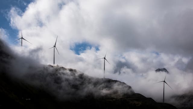 Windräder im Gebirge. 