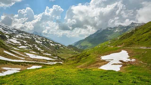 Schneeschmelze: Grüne Berge mit ab und zu ein bisschen Schnee