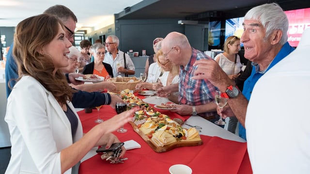 Beim anschliessenden Apéro gehen die SRF-Macherinnen und -Macher auf weitere Fragen und Anliegen ein.