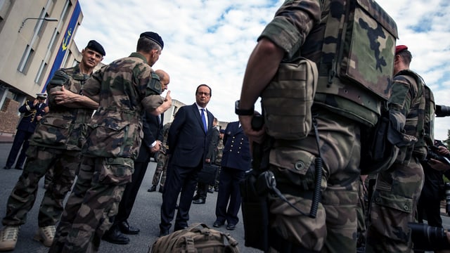 François Hollande mit Soldaten in der Nähe von Paris (25. Juli)