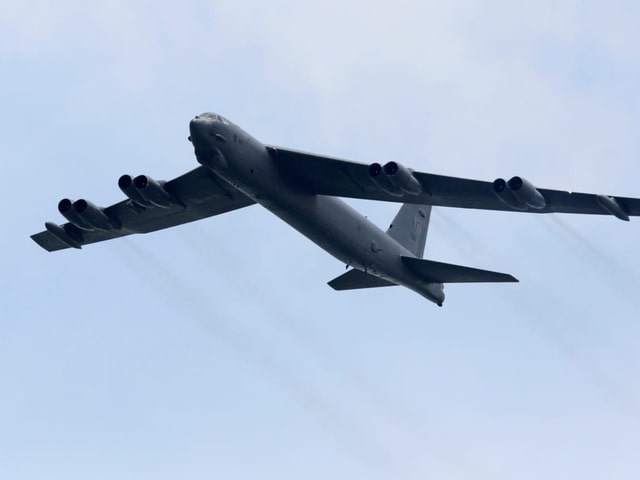 Ein Bomber (grosses Flugzeug) fliegt in der Luft.