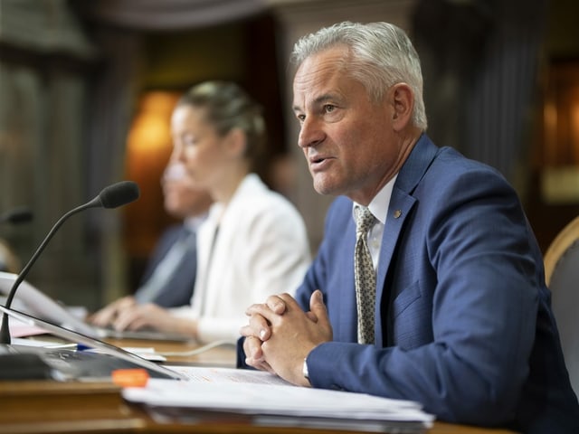 Ständerat Matthias Michel spricht an seinem Pult.