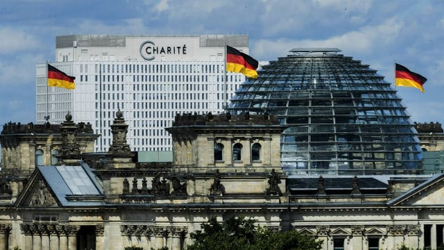 General view of the new Charité building with the Bundestag in the foreground.