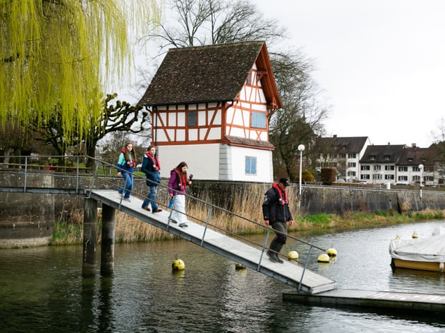 Beat Mosberger und die Kinder auf dem Steg