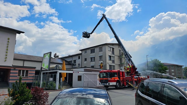 Feuerwehr löscht Brand.