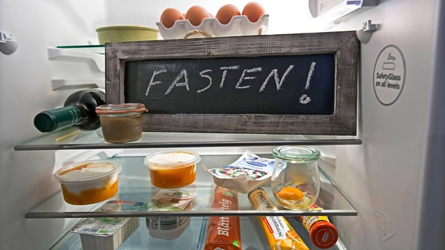 Schiefertafel in einem Kühlschrank als Erinnerung ans Fasten