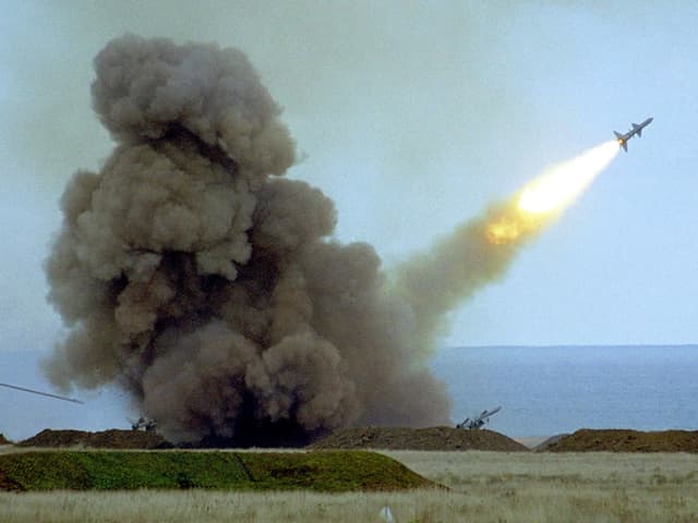 Rakete von der Startrampe abgefeuert, mit Rauchwolke im Hintergrund.