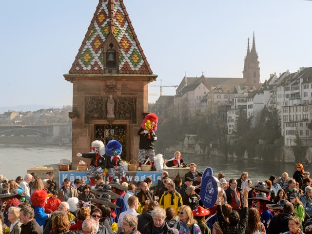 Waggis auf der Mittleren Brücke mit Münster im Hintergrund.