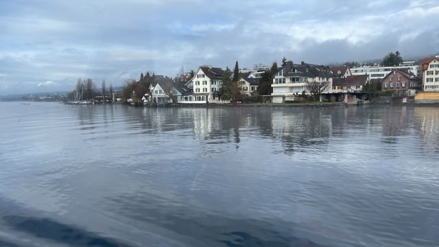 Häuserreihe direkt am See vor dem Hafen Stäfa