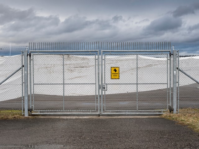 Zaun um den Flugplatz mit Sichtschutz.